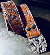 Laden Sie das Bild in den Galerie-Viewer, Exklusiver Gürtel !Einzelstück! Korbgeflecht mit Skulls Gürtelriemen