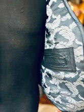 Laden Sie das Bild in den Galerie-Viewer, Lederweste !Einzelstück! &quot;Fellweste&quot;