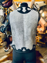 Laden Sie das Bild in den Galerie-Viewer, Lederweste !Einzelstück! &quot;Fellweste&quot;