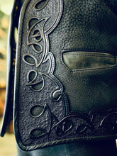 Laden Sie das Bild in den Galerie-Viewer, Lederweste !Einzelstück! &quot;Poseidon Tribal&quot; Wasserbüffel