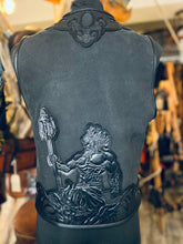 Laden Sie das Bild in den Galerie-Viewer, Lederweste !Einzelstück! &quot;Poseidon Tribal&quot; Wasserbüffel