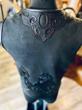 Laden Sie das Bild in den Galerie-Viewer, Lederweste !Einzelstück! &quot;Poseidon Tribal&quot; Wasserbüffel