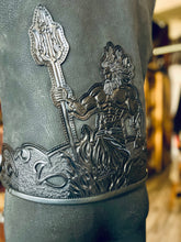 Laden Sie das Bild in den Galerie-Viewer, Lederweste !Einzelstück! &quot;Poseidon Tribal&quot; Wasserbüffel