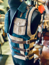 Laden Sie das Bild in den Galerie-Viewer, Lederweste !Einzelstück! &quot;Die Besondere&quot;