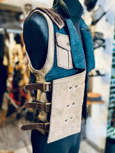 Laden Sie das Bild in den Galerie-Viewer, Lederweste !Einzelstück! &quot;Die Besondere&quot;